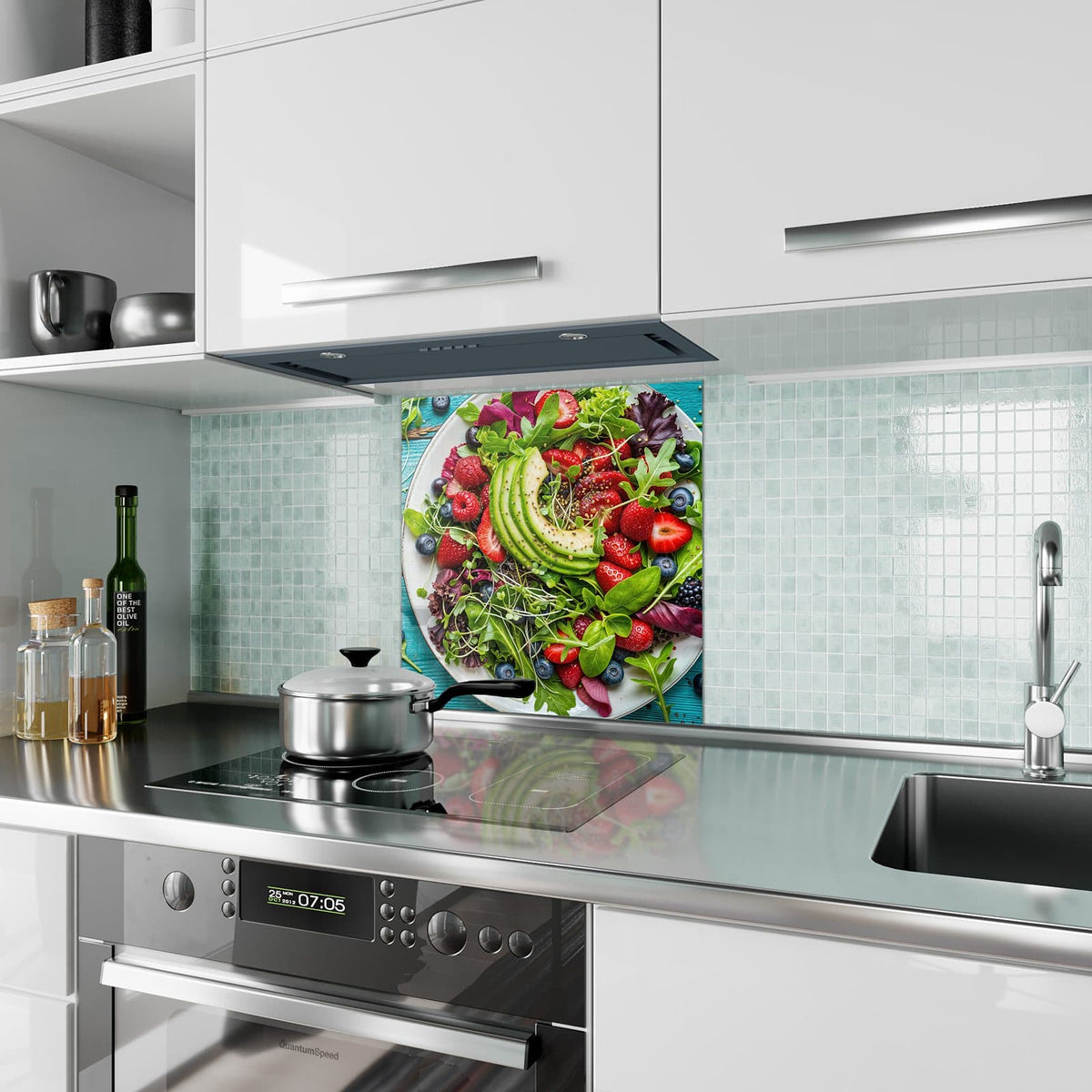 Küchenrückwand aus Glas Salat mit Beeren im quadratischen Format als Spritzschutz hinter dem Kochfeld, über dem Fliesenspiegel montiert