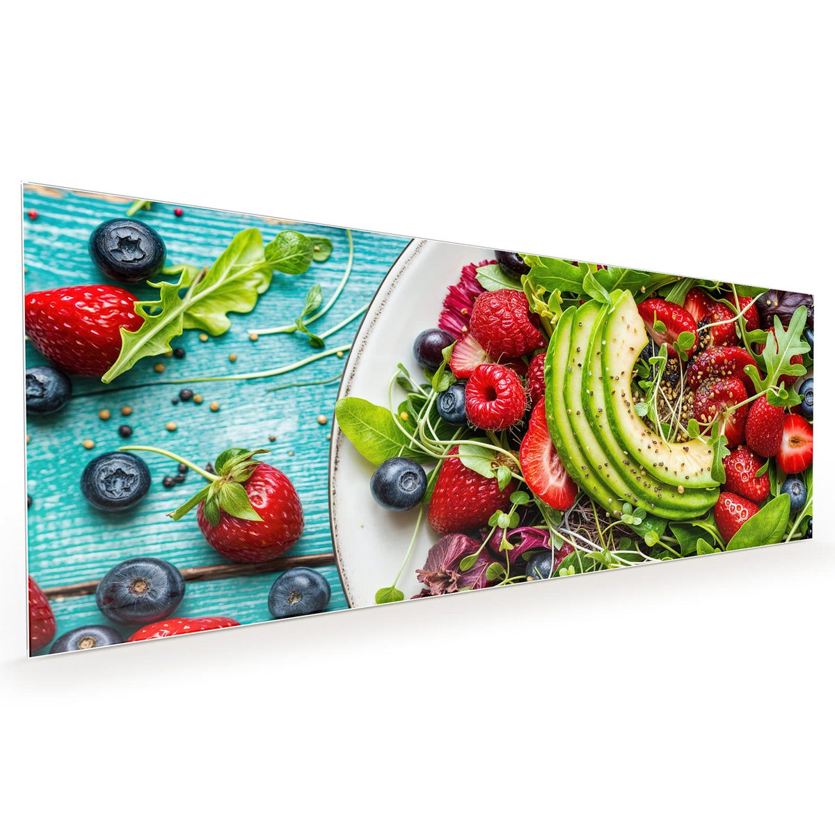 Küchenrückwand aus Glas im Hochformat mit Motiv Salat mit Beeren: Weißer Teller mit Blattsalat, Avocadoscheiben, Erdbeeren