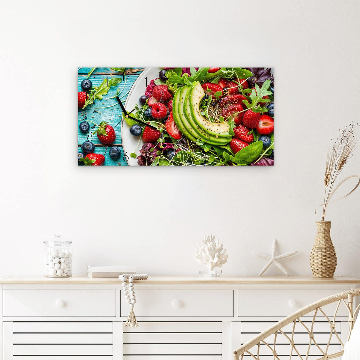 Wanduhr Gesunder Salat Bowl aus Glas – Querformat 60 × 30 cm – Beeren und Avocado auf Türkis