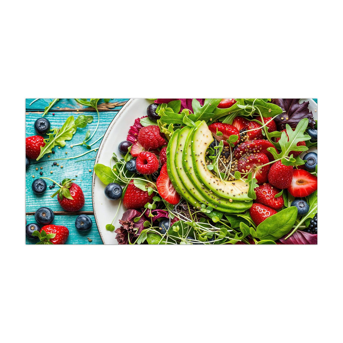 Küchenrückwand aus Glas Salat mit Beeren im Hochformat, Motiv bildfüllend von vorn