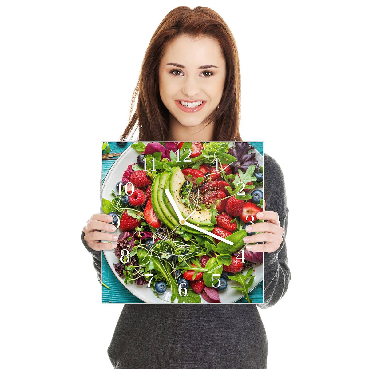 Quadratische Wanduhr aus Glas Salat mit Beeren in zwei Händen gehalten – Größenvergleich, 30 × 30 cm