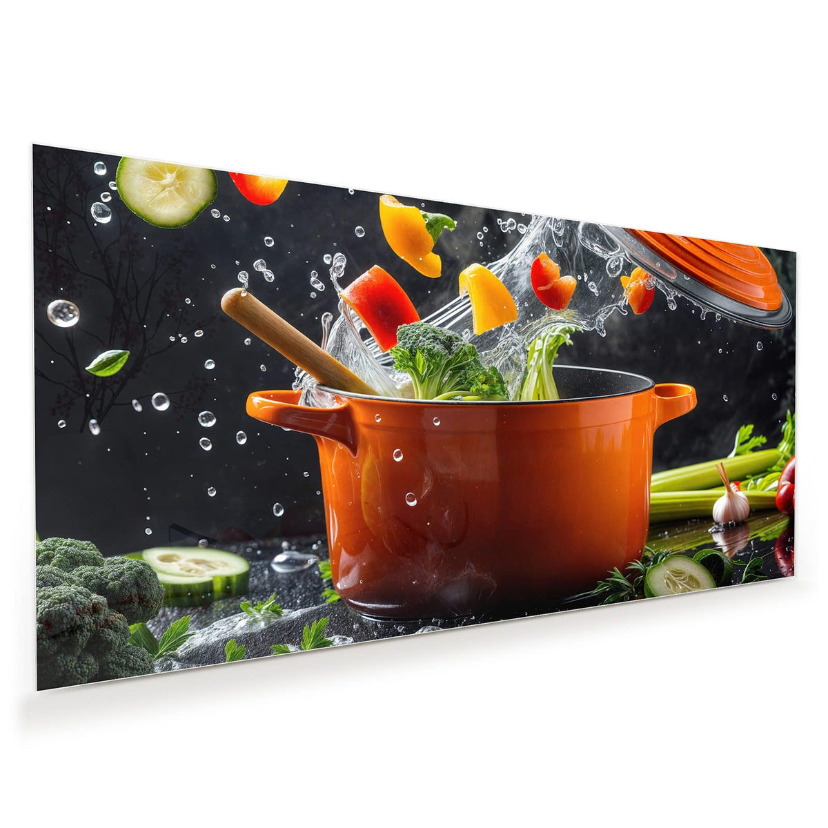 Oranger Emailletopf, aus dem Paprikastücke, Brokkoli und Wasser hochspritzen