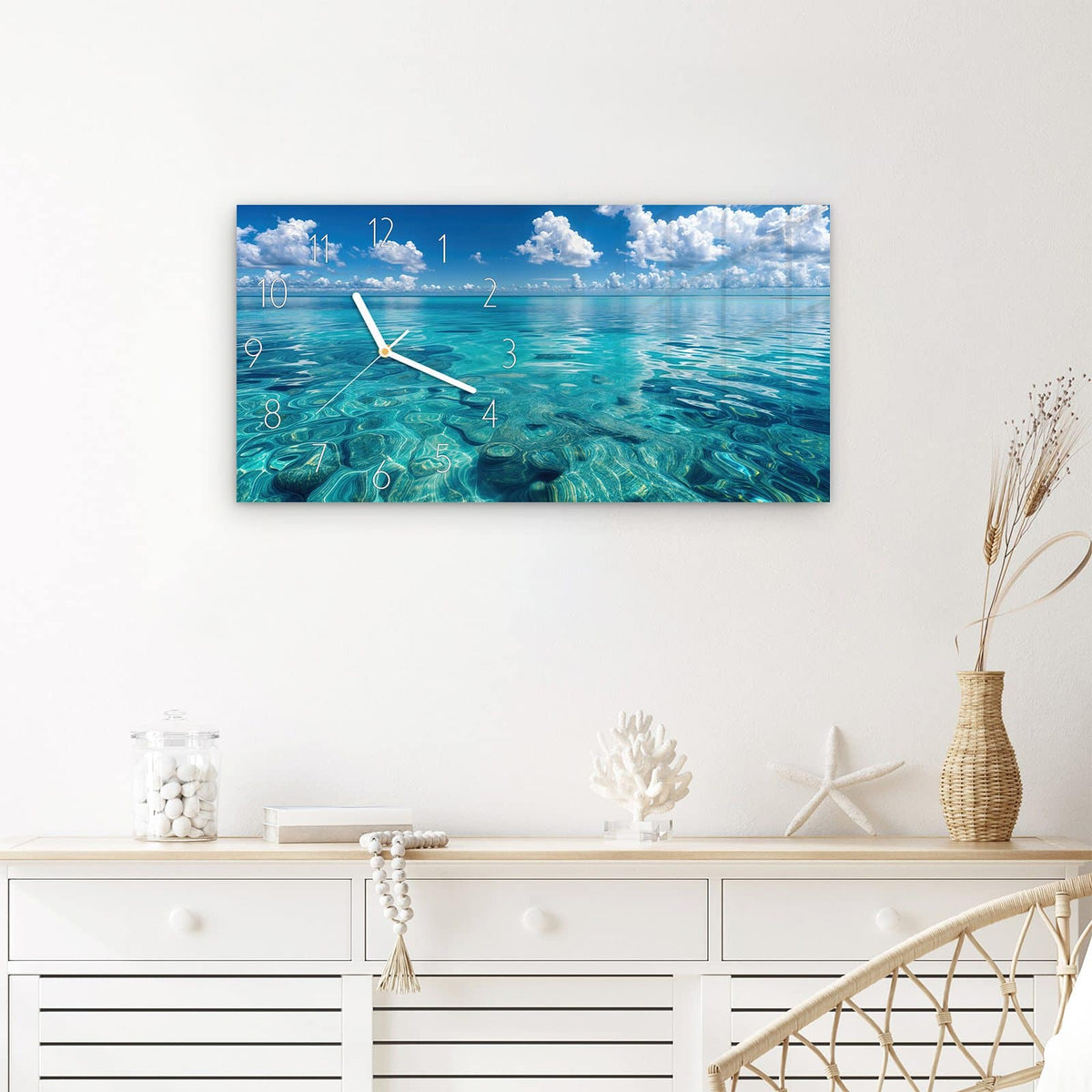 Wanduhr Meereshorizont aus Glas – Querformat 60 × 30 cm – Türkises Meer unter Wattewolken