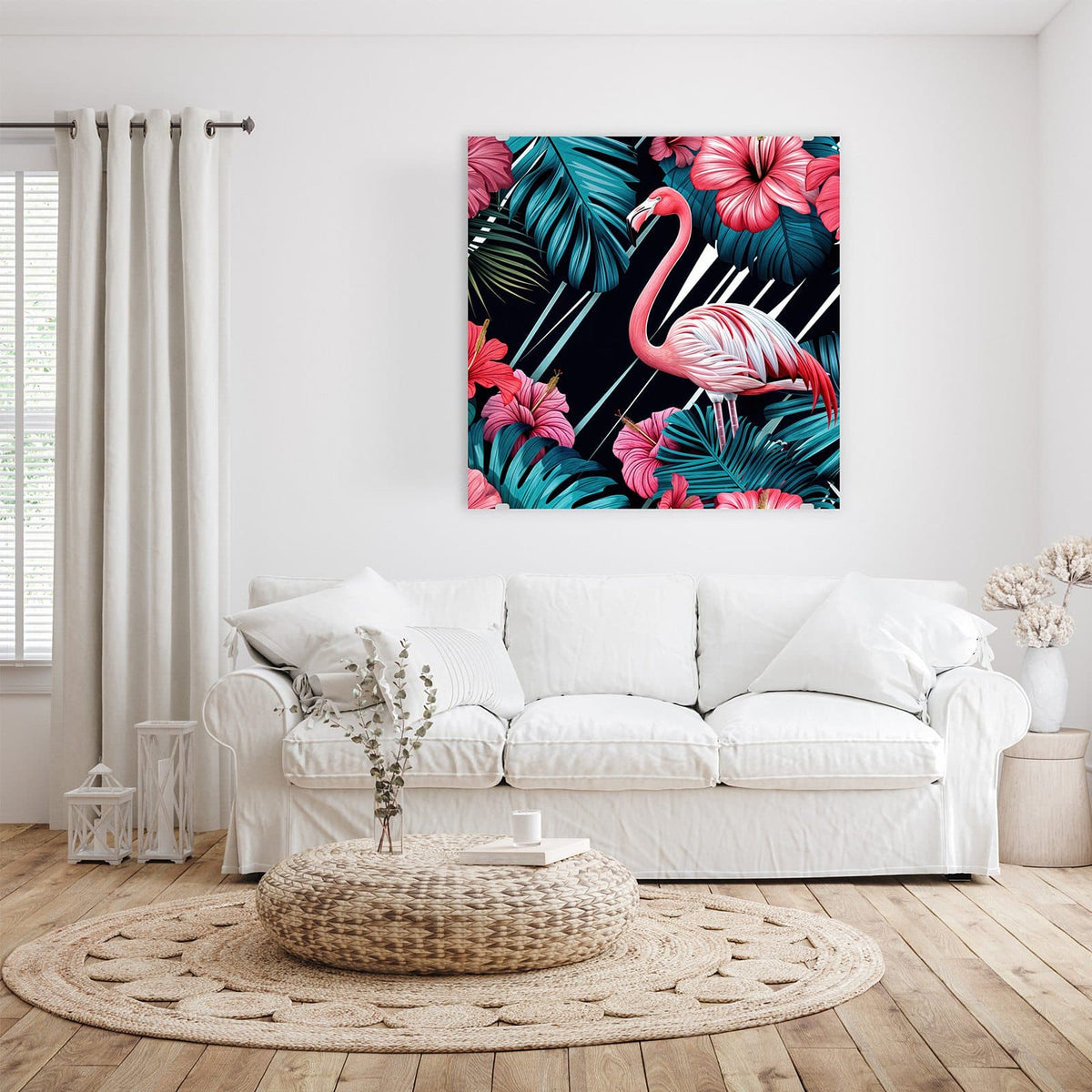 Flamingo zwischen pinken Hibiskusblüten und türkisen Monstera- und Palmblättern auf Schwarz.