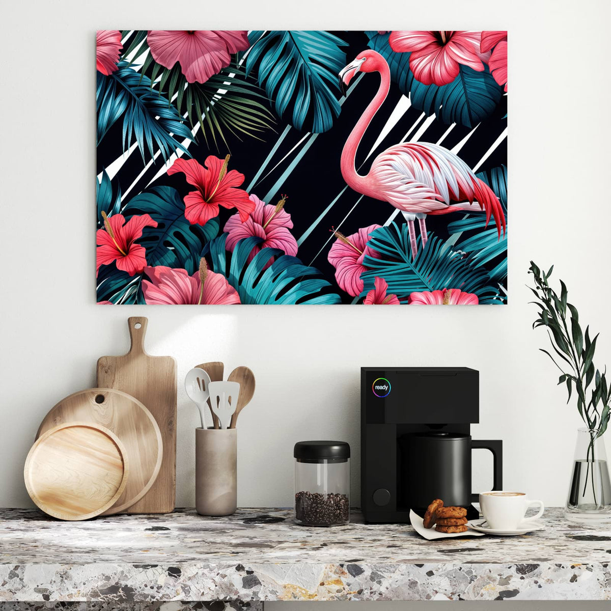 Flamingo zwischen pinken Hibiskusblüten und türkisen Monstera- und Palmblättern auf Schwarz.