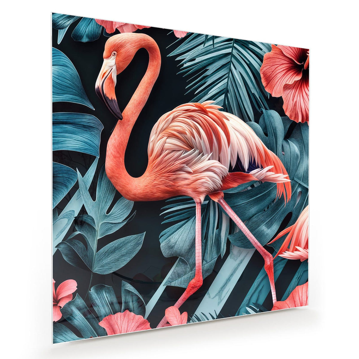 Ein einzelner Flamingo zwischen blaugrünen Monstera- und Palmblättern mit roten Hibiskusblüten
