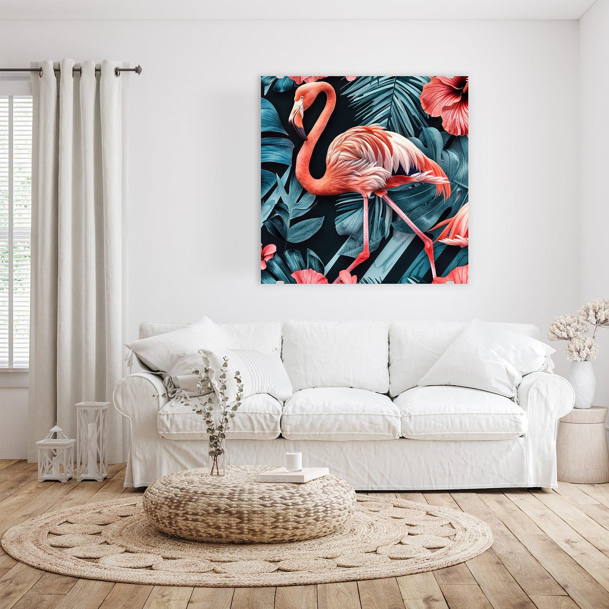 Glasbild Flamingo und Hibiskus an der Wand – Ein einzelner Flamingo zwischen blaugrünen Monstera- und Palmblättern mit roten Hibiskusblüten