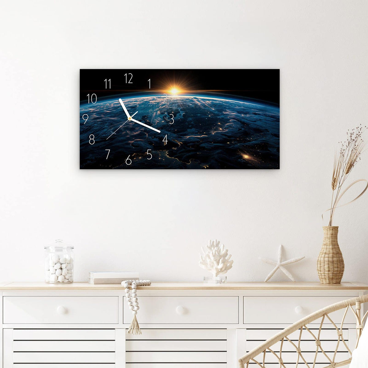 Wanduhr Sonnenaufgang Erde Panorama aus Glas – Querformat 60 × 30 cm – Sonnenaufgang über leuchtenden Städten