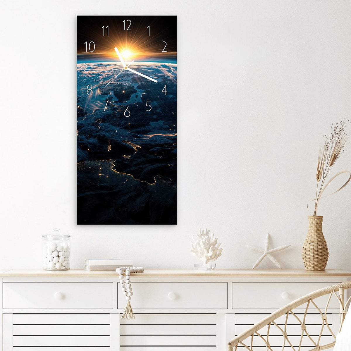 Wanduhr Sonnenaufgang Erde Panorama aus Glas – Hochformat 30 × 60 cm – Sonnenaufgang über leuchtenden Städten