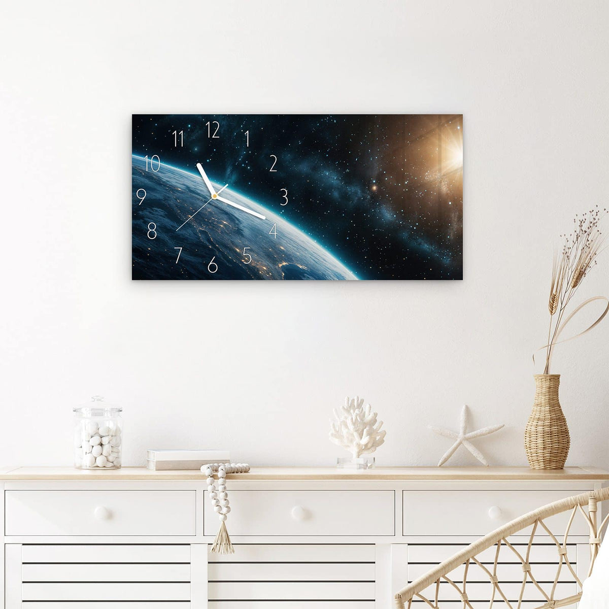 Wanduhr Planet im Universum aus Glas – Querformat 60 × 30 cm – Erdrand im Sternenlicht