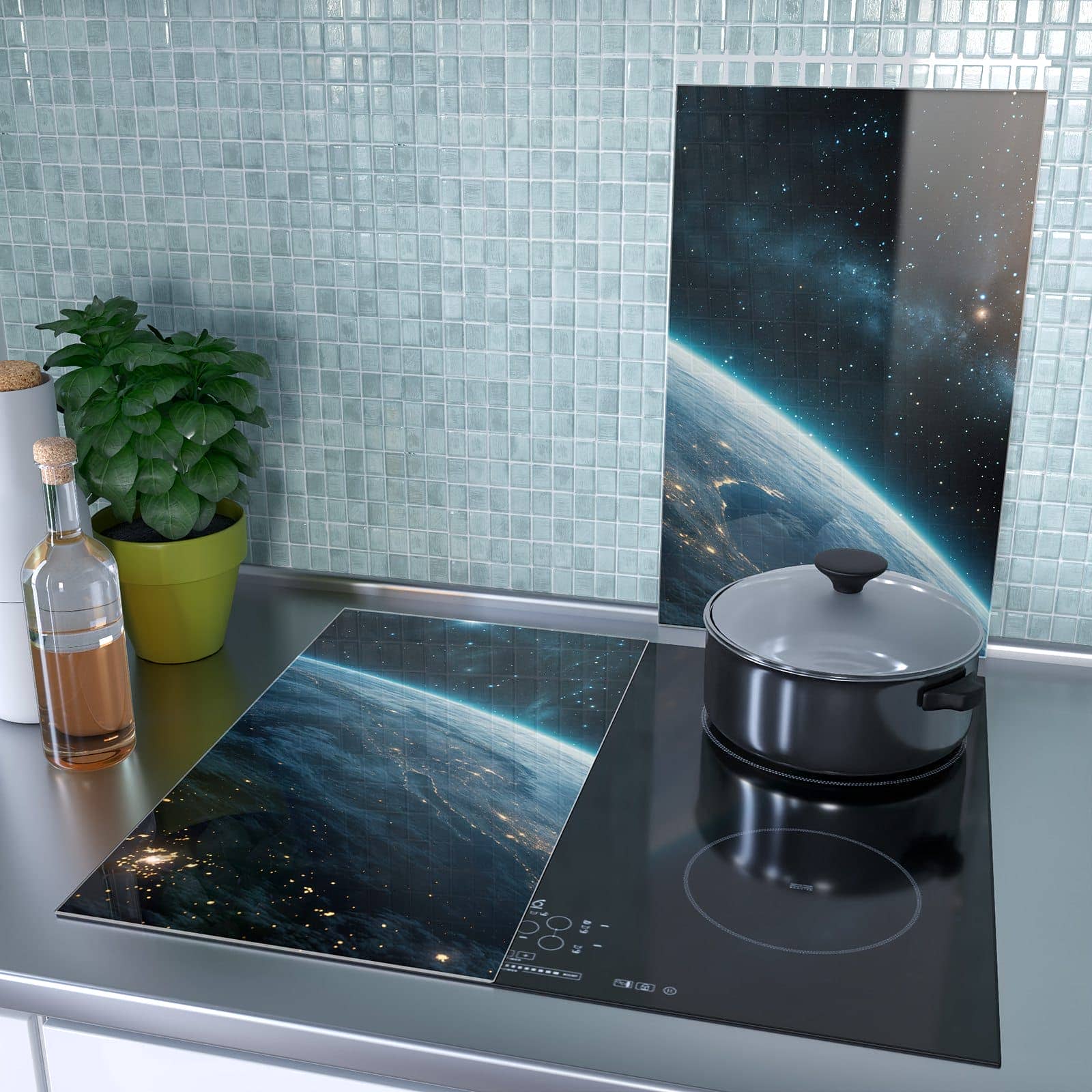 2-teilige Herdabdeckplatte mit Planet im Universum-Motiv als Spritzschutz hinter dem Kochfeld