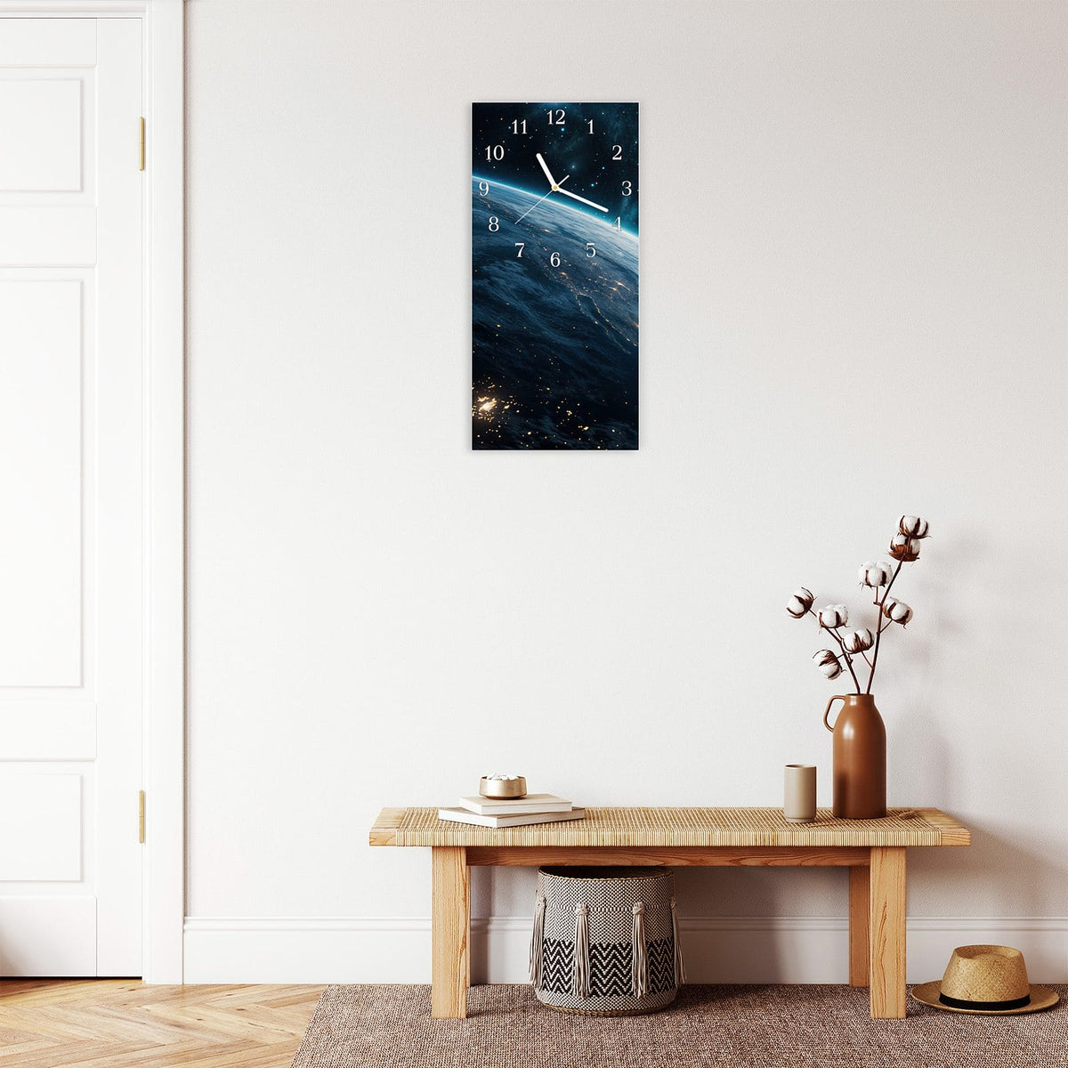 Moderne Wanduhr aus Glas mit Farbtiefe – Wanduhr Planet im Universum aus Glas – Hochformat 30 × 60 cm