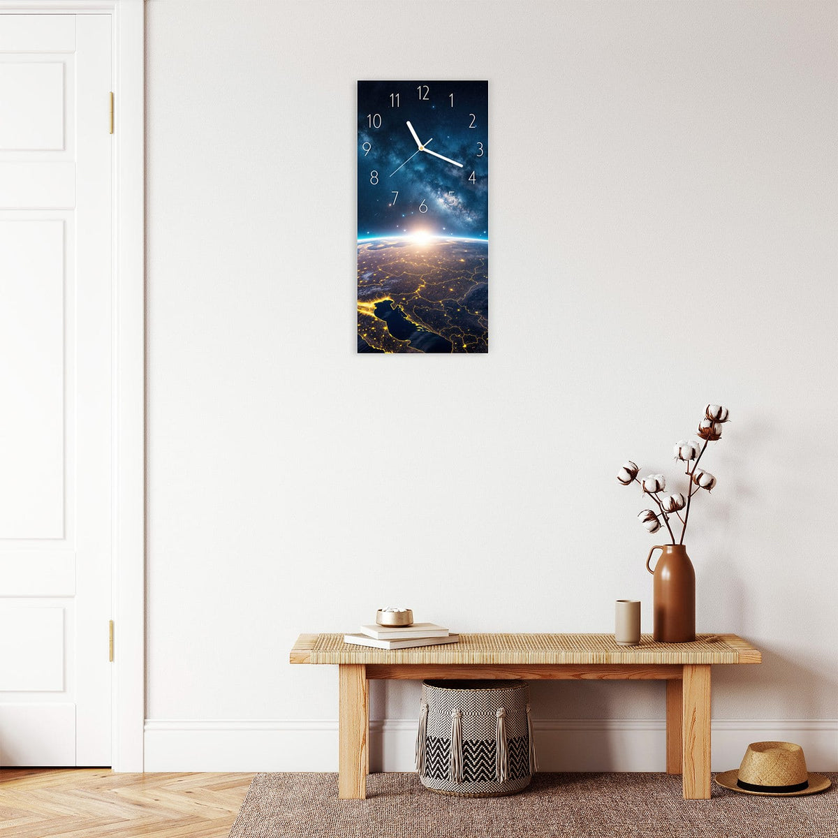 Wanduhr aus Glas im Hochformat Vernetzte Erde mit Ziffernblatt Elegant über einer Holzbank im Flur