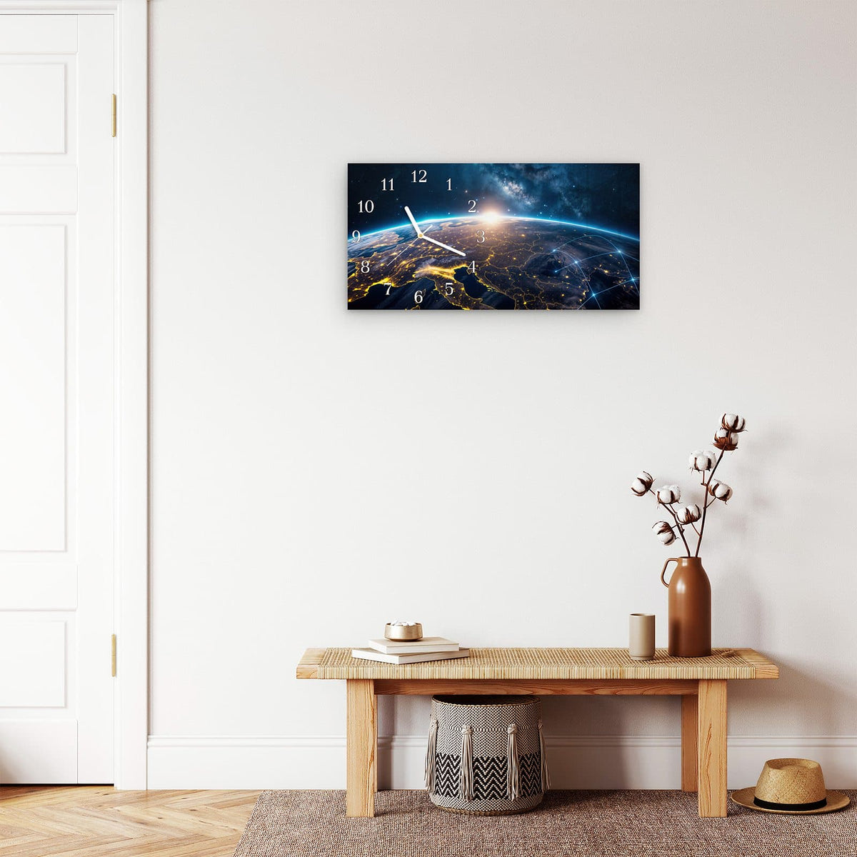 Moderne Wanduhr aus Glas mit Farbtiefe – Wanduhr Sonnenaufgang mit Erde aus Glas – Querformat 60 × 30 cm