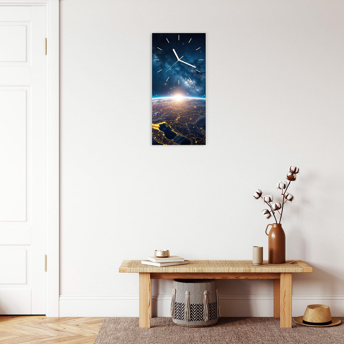 Wanduhr aus Glas im Hochformat Vernetzte Erde mit Ziffernblatt Linie über einer Holzbank im Flur