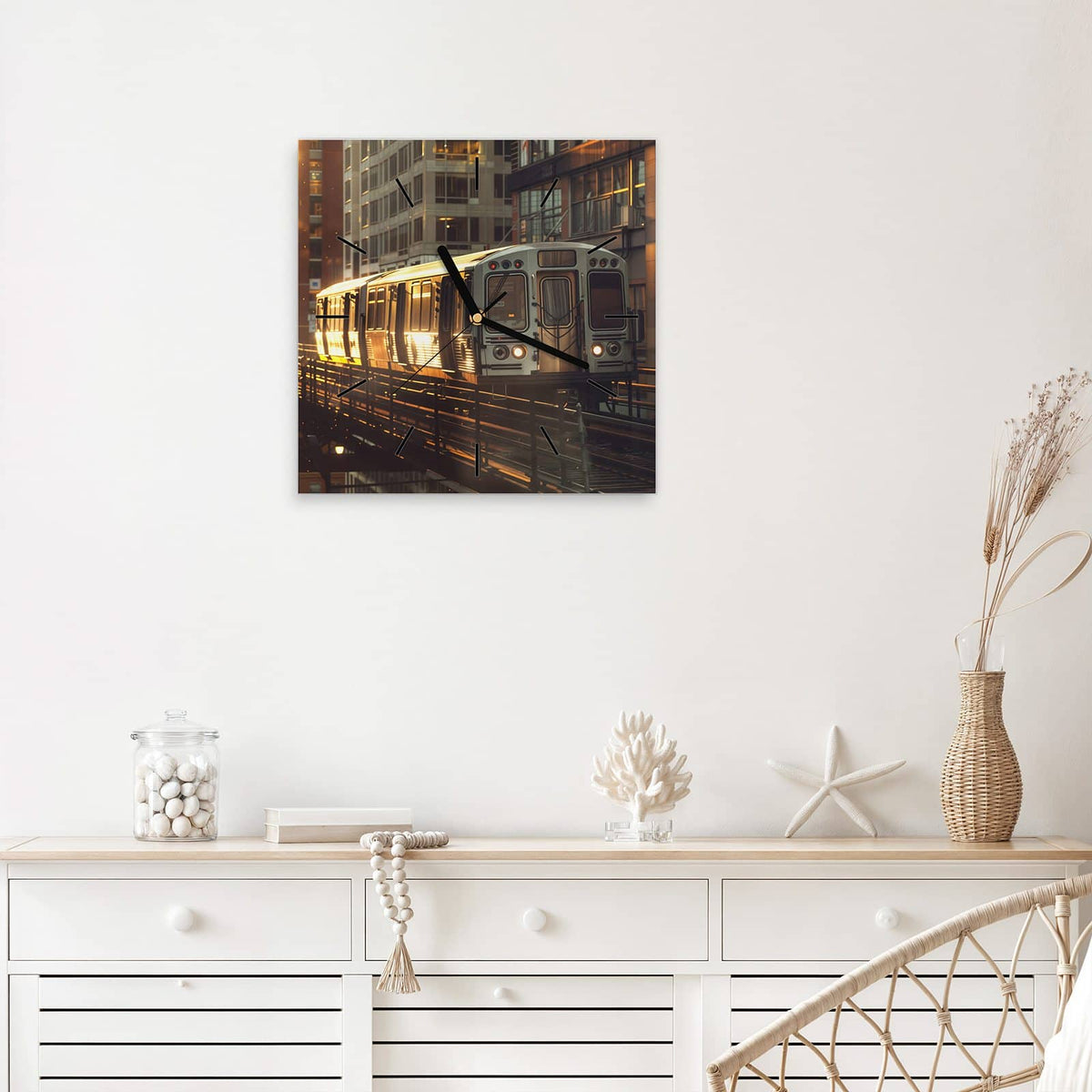 Quadratische Wanduhr aus Glas Hochbahn im Abendlicht mit Ziffernblatt Linie über einem weißen Sideboard