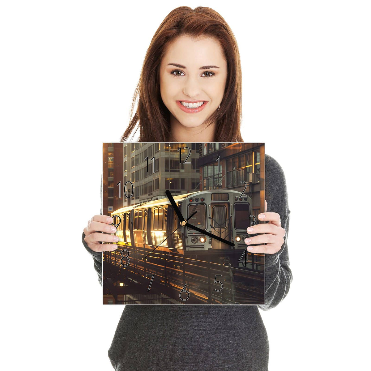 Quadratische Wanduhr aus Glas Hochbahn im Abendlicht in zwei Händen gehalten – Größenvergleich, 30 × 30 cm