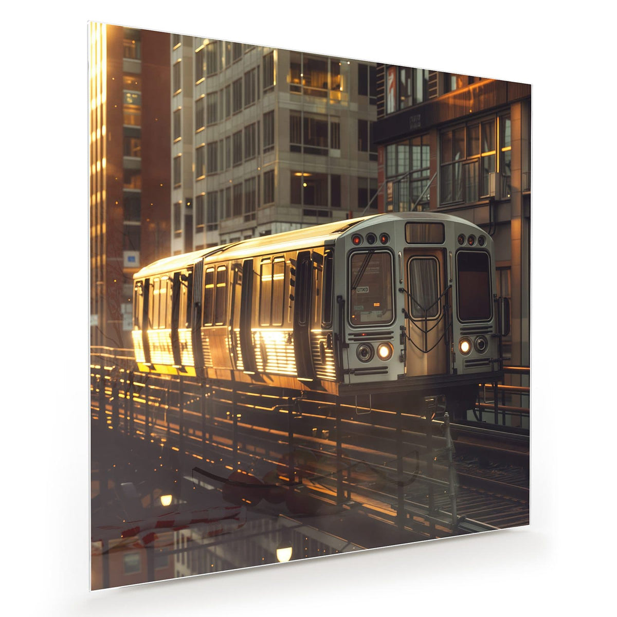 Silberner Hochbahnzug auf Stahltrasse zwischen Hochhäusern im goldenen Abendlicht