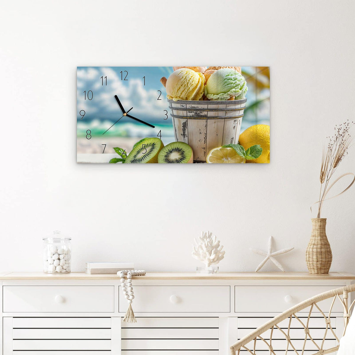 Wanduhr Buntes Strandeis aus Glas – Querformat 60 × 30 cm – Eiskugeln im Holzeimer am Meer