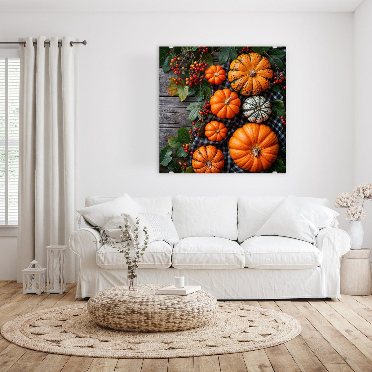 Glasbild Kürbisse und Beeren an der Wand – Sieben orange und grün gestreifte Kürbisse auf schwarz-weiß kariertem Tuch, Vogelbeerzweige und graues Holz am Rand
