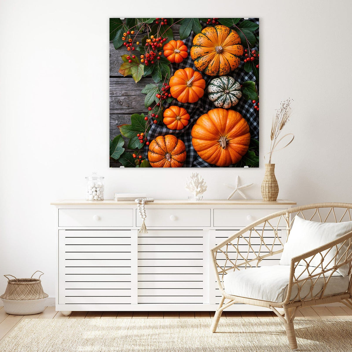 Glasbild Kürbisse und Beeren an der Wand – Sieben orange und grün gestreifte Kürbisse auf schwarz-weiß kariertem Tuch, Vogelbeerzweige und graues Holz am Rand