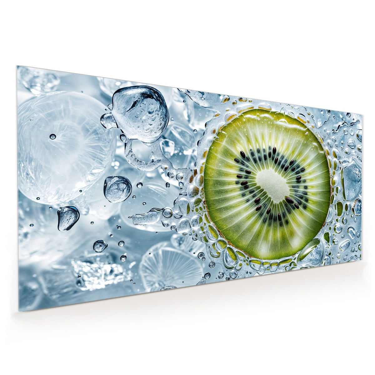 Küchenrückwand aus Glas im Hochformat: Kiwischeibe umgeben von unzähligen Wasserblasen und hellblauem Eis