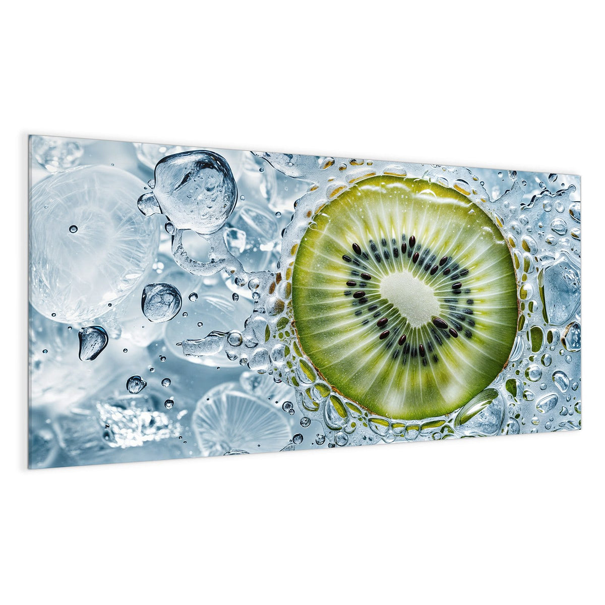 Kiwischeibe umgeben von unzähligen Wasserblasen und hellblauem Eis