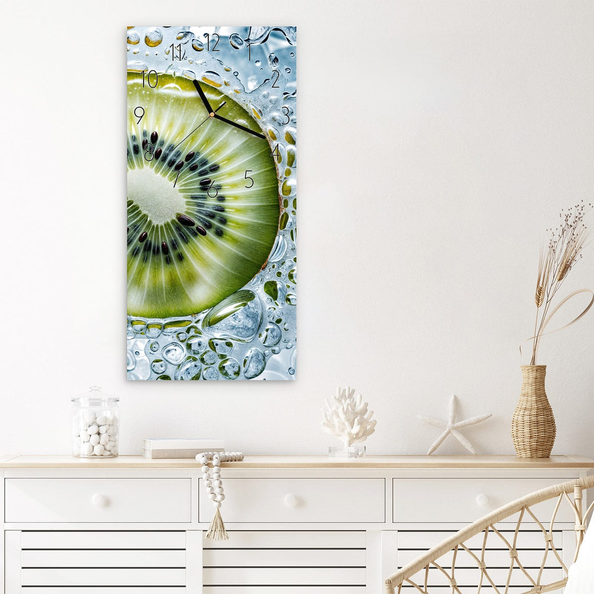 Wanduhr Kiwi mit Eis aus Glas – Kiwischeibe zwischen Eiswürfeln