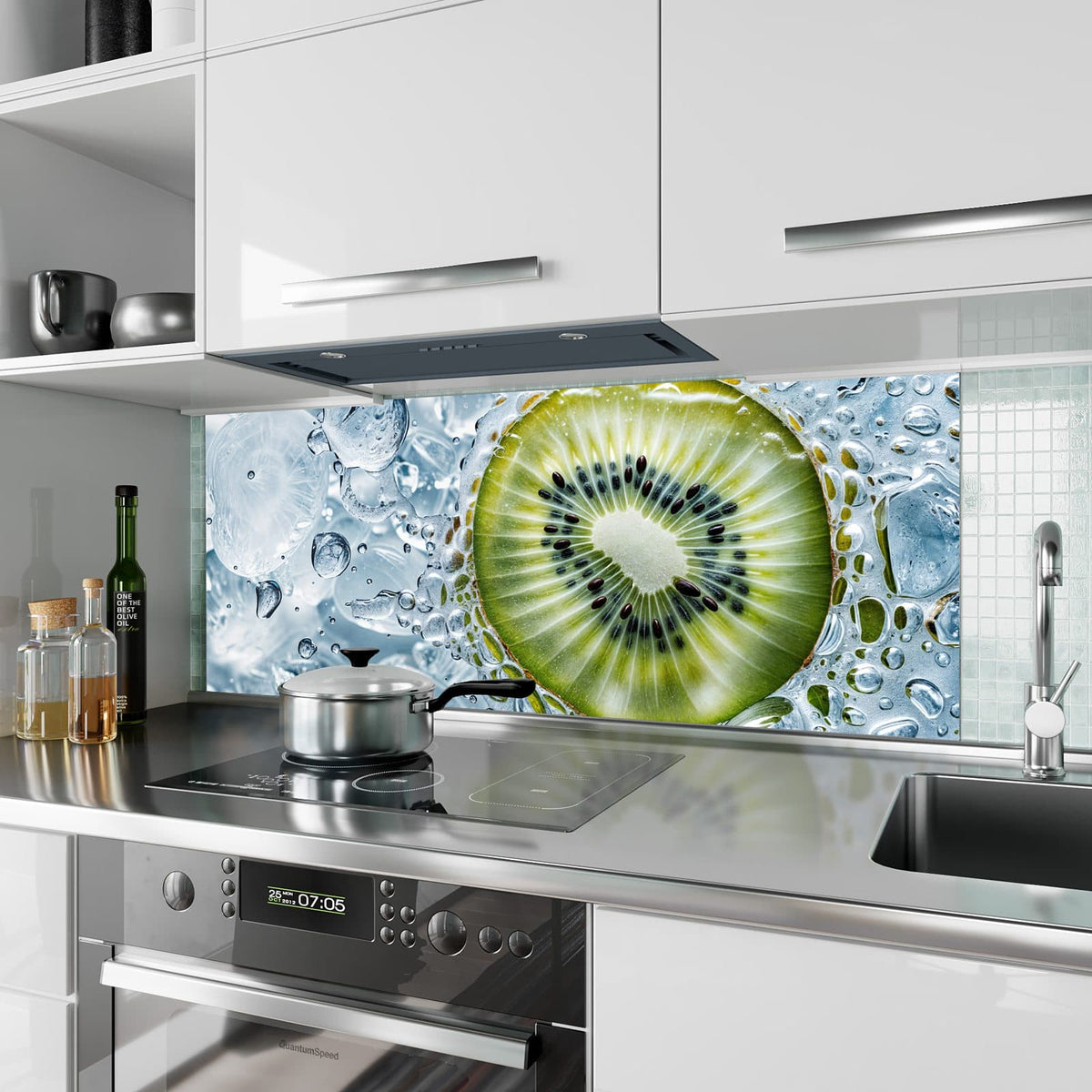 Küchenrückwand aus Glas Kiwi in Wasserblasen im Hochformat als Spritzschutz hinter dem Kochfeld, über dem Fliesenspiegel montiert