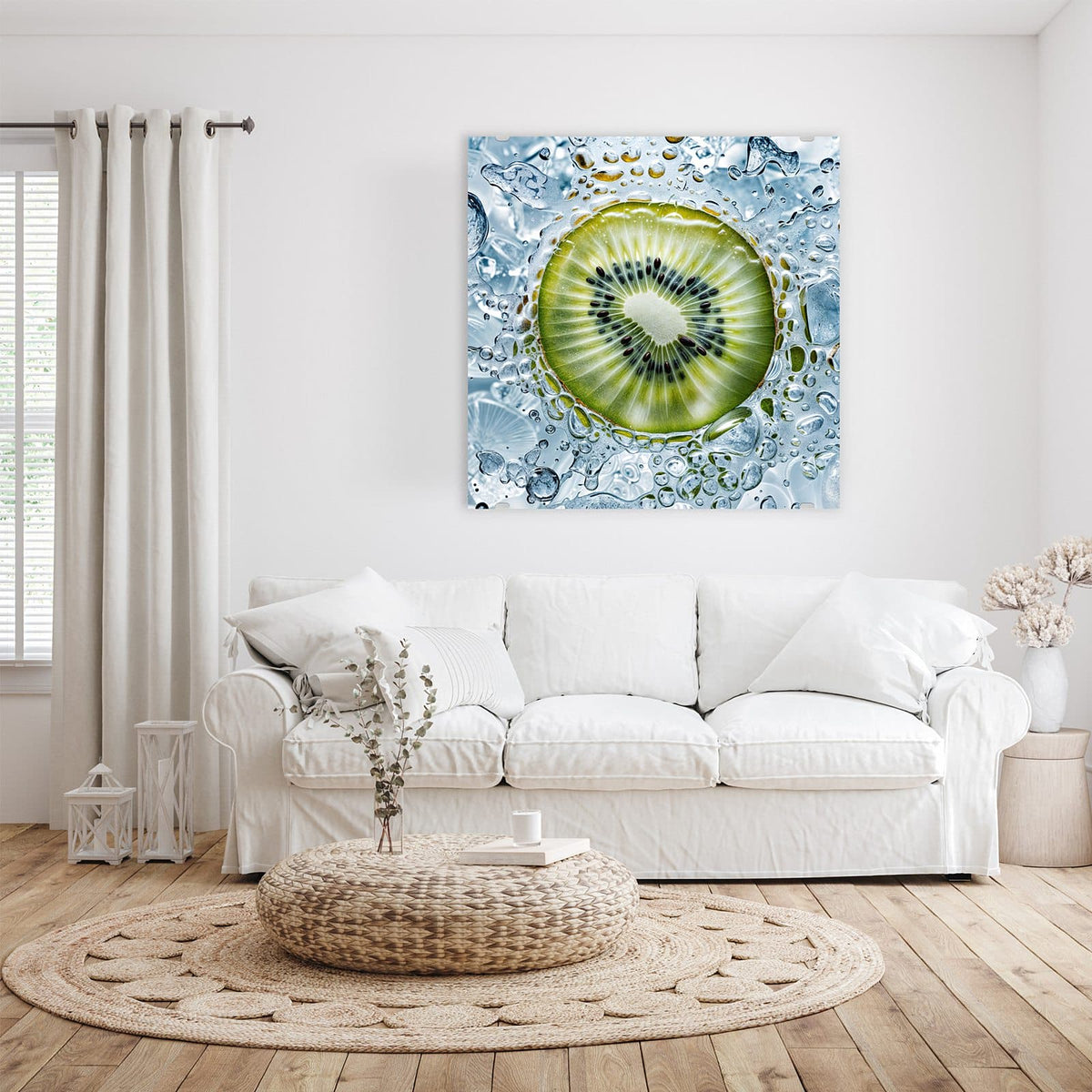 Glasbild Kiwi in Wasserblasen an der Wand – Kiwischeibe umgeben von unzähligen Wasserblasen und hellblauem Eis