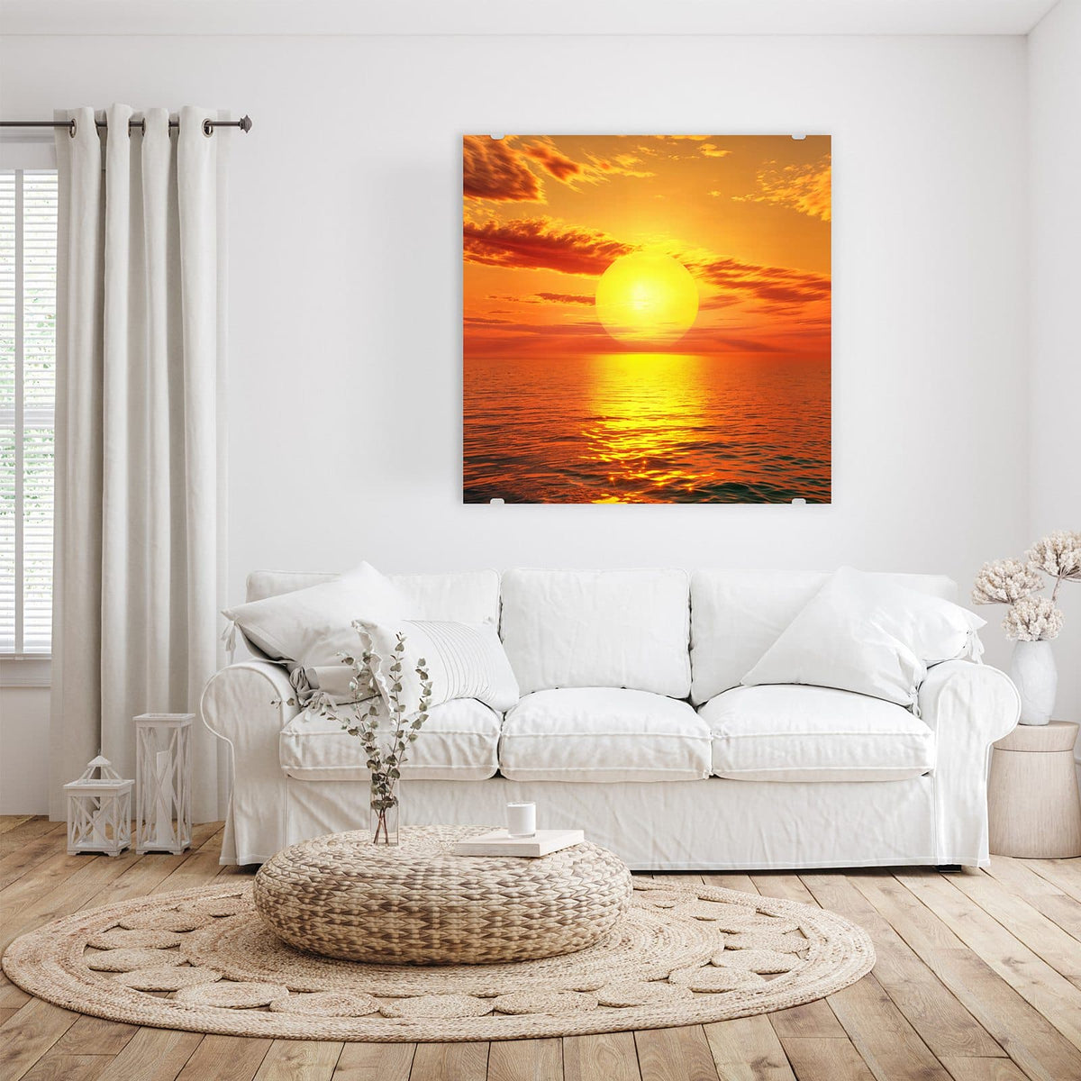 Große orange Sonne dicht über dem Horizont, goldene Lichtbahn auf dem Wasser
