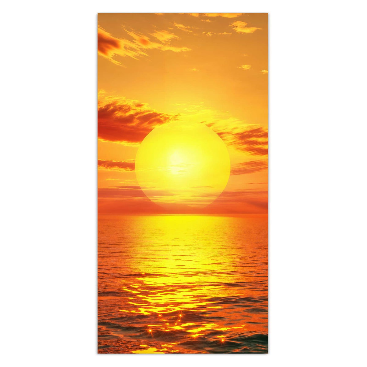 Große orange Sonne dicht über dem Horizont, goldene Lichtbahn auf dem Wasser