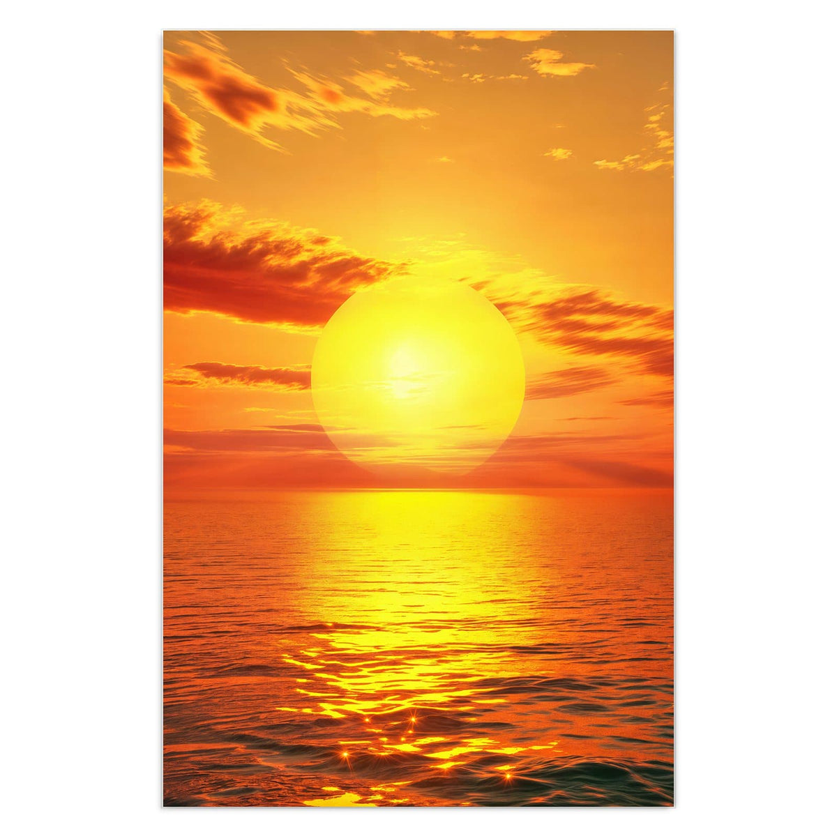 Große orange Sonne dicht über dem Horizont, goldene Lichtbahn auf dem Wasser