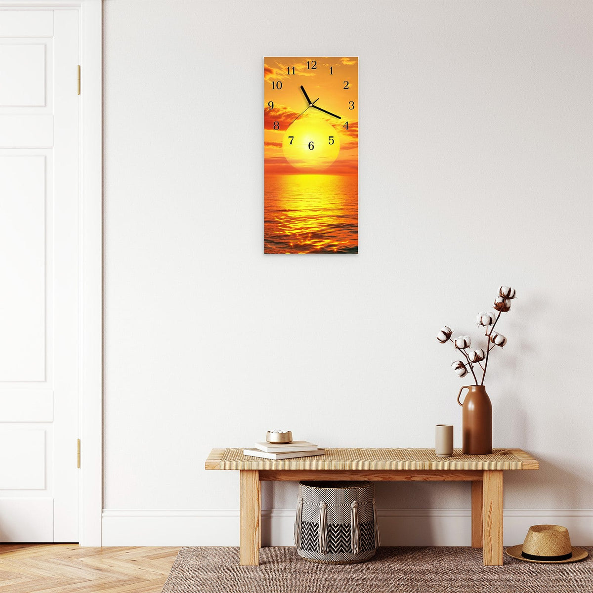 Moderne Wanduhr aus Glas mit Farbtiefe – Wanduhr Sonnenuntergang am Meer aus Glas – Hochformat 30 × 60 cm