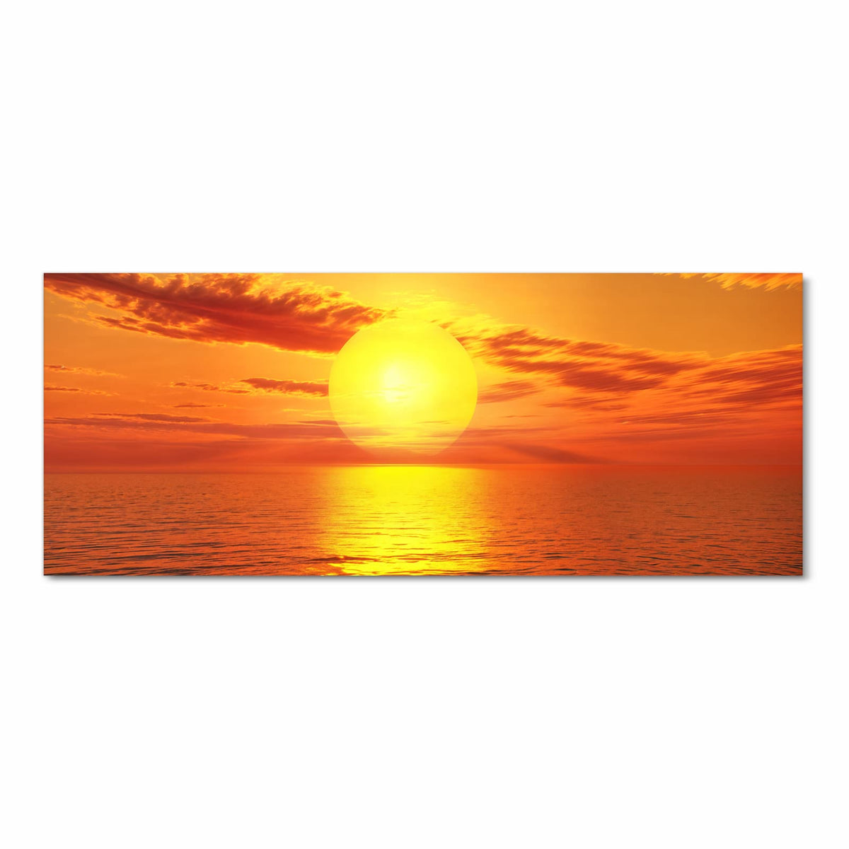 Große orange Sonne dicht über dem Horizont, goldene Lichtbahn auf dem Wasser