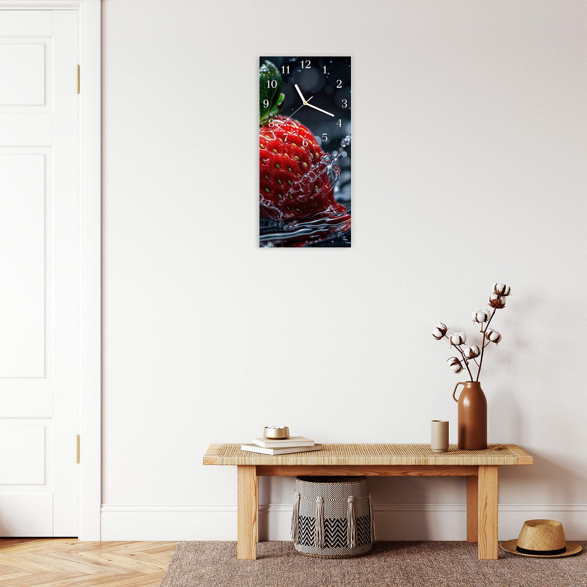 Moderne Wanduhr aus Glas mit Farbtiefe – Wanduhr Erdbeere im Wasser aus Glas – Hochformat 30 × 60 cm