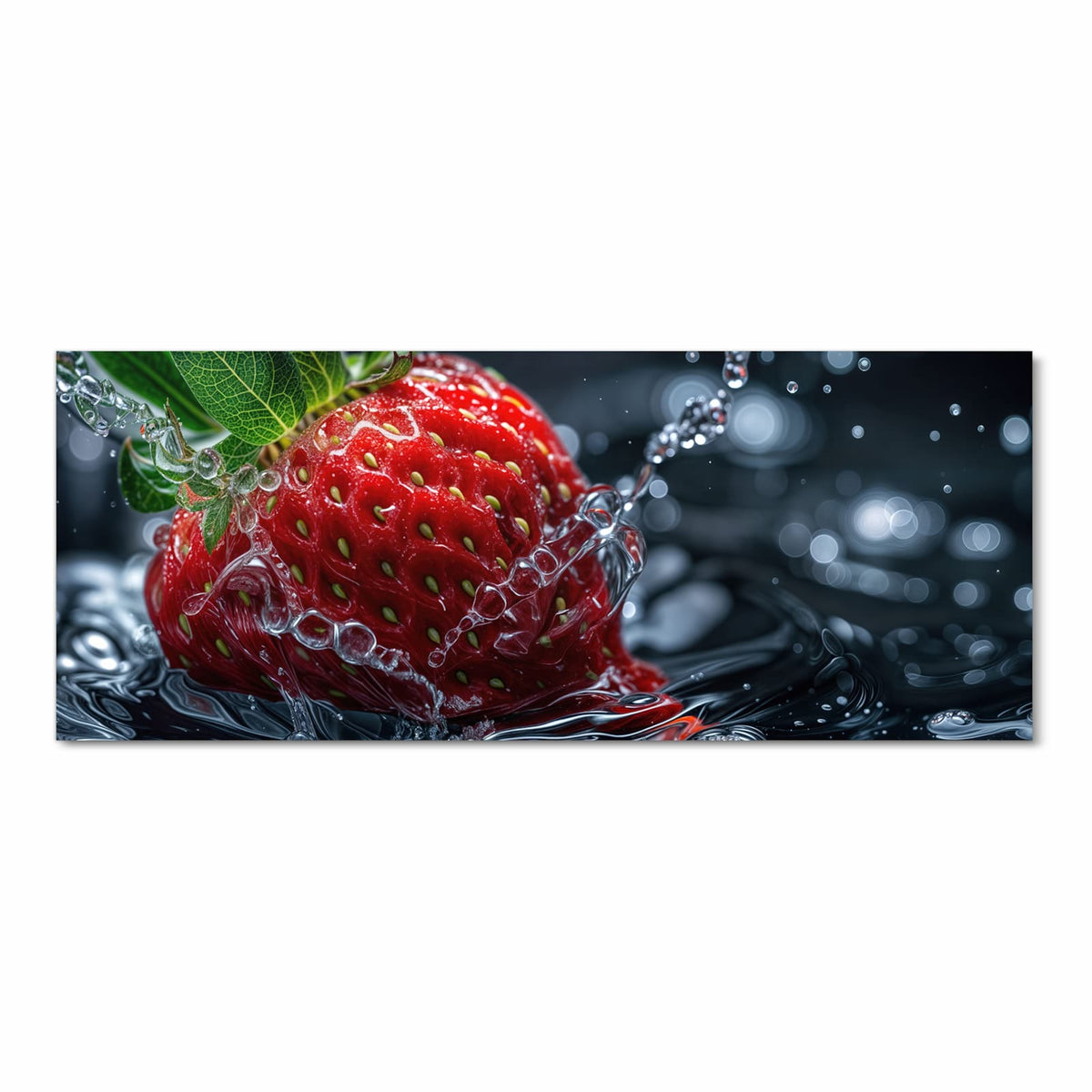 Große Erdbeere mit grünen Blättern und Wasserfilm vor schwarzem Bokeh