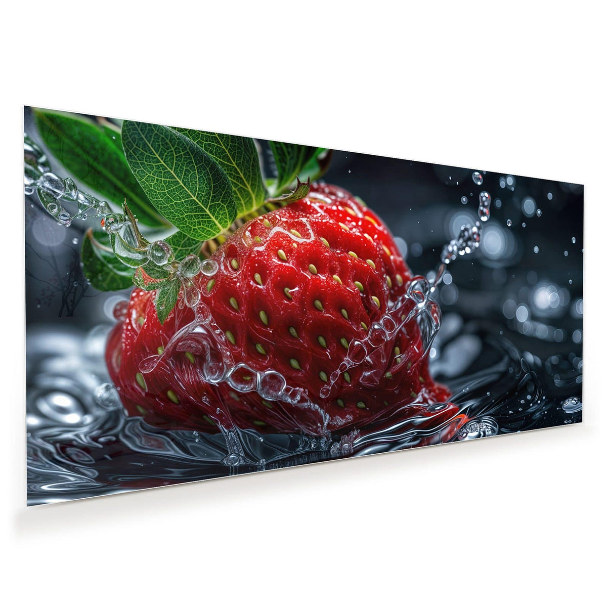 Große Erdbeere mit grünen Blättern und Wasserfilm vor schwarzem Bokeh