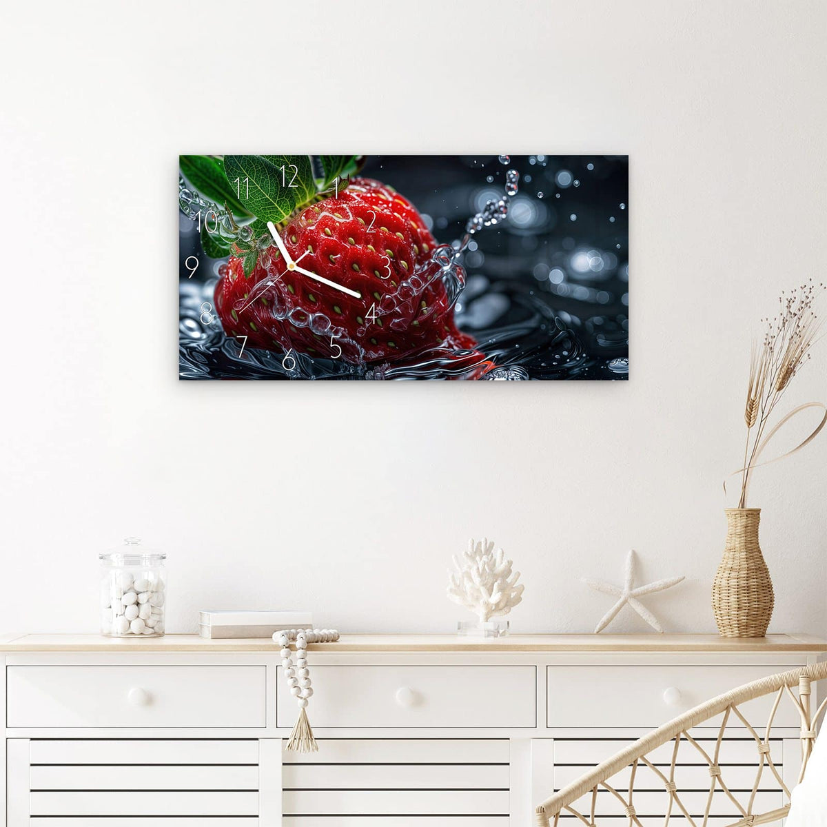 Wanduhr Erdbeere im Wasser aus Glas – Querformat 60 × 30 cm – Erdbeere mit Tropfen auf Schwarz