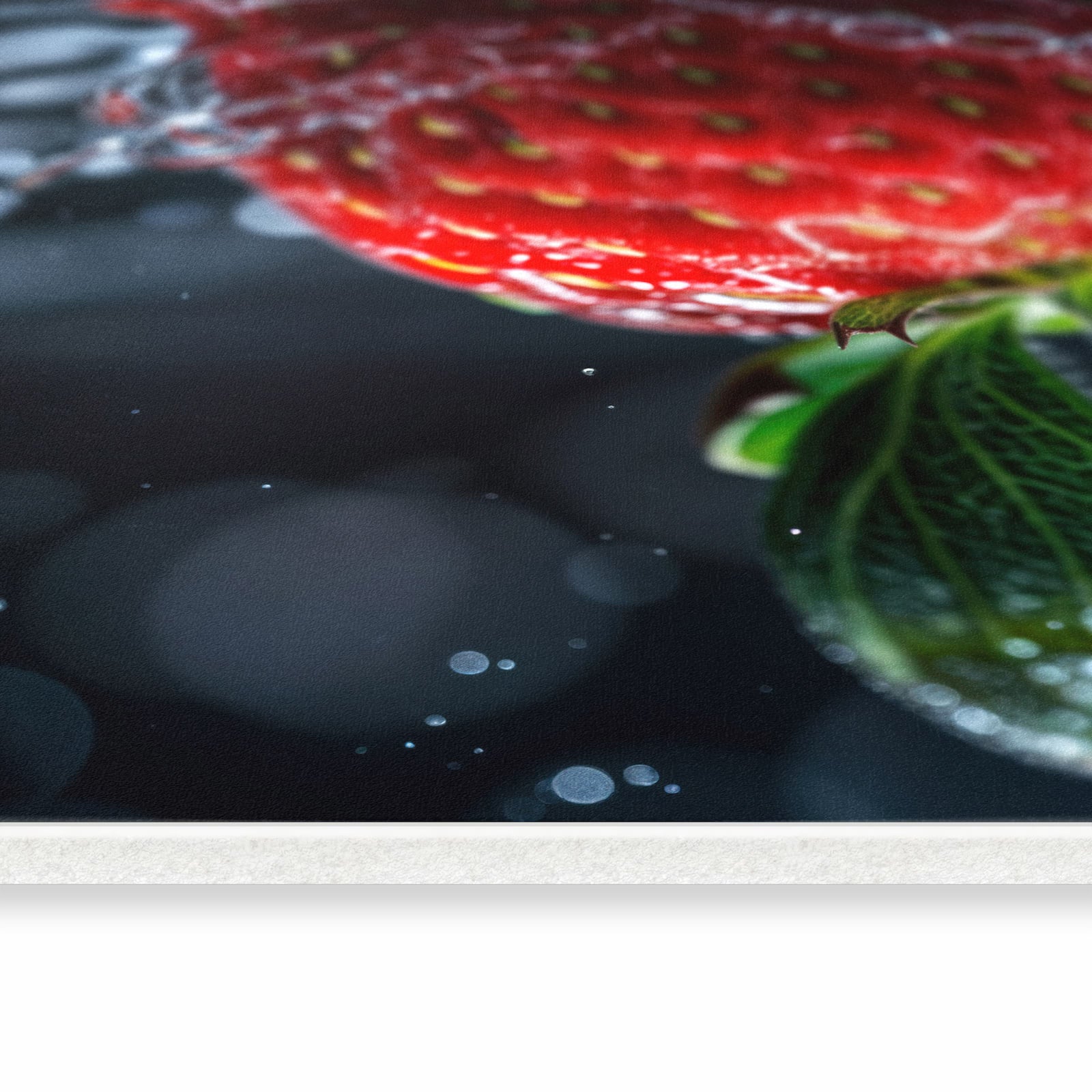 Langlebiger Küchenteppich mit Motiv Erdbeere im Wasser in seitlicher Ansicht