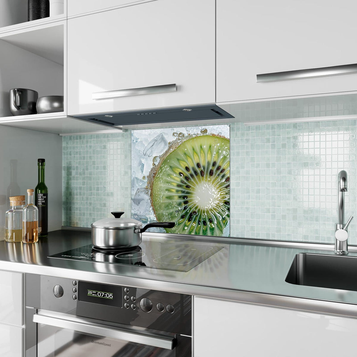 Küchenrückwand aus Glas Kiwischeibe auf Eis im quadratischen Format als Spritzschutz hinter dem Kochfeld, über dem Fliesenspiegel montiert