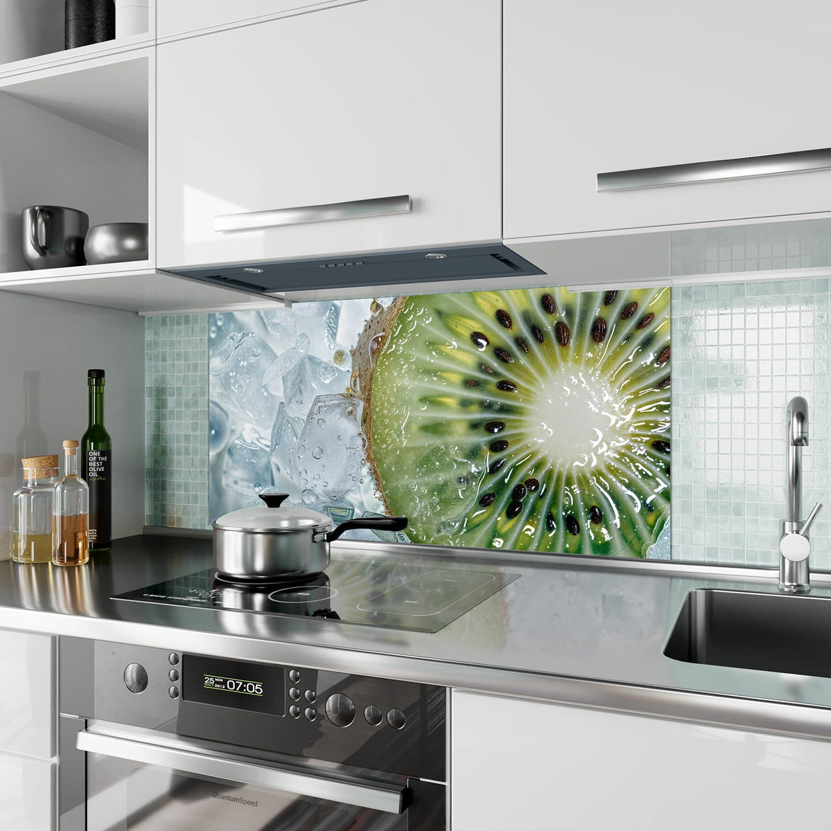 Küchenrückwand aus Glas Kiwischeibe auf Eis im Hochformat als Spritzschutz hinter dem Kochfeld, über dem Fliesenspiegel montiert