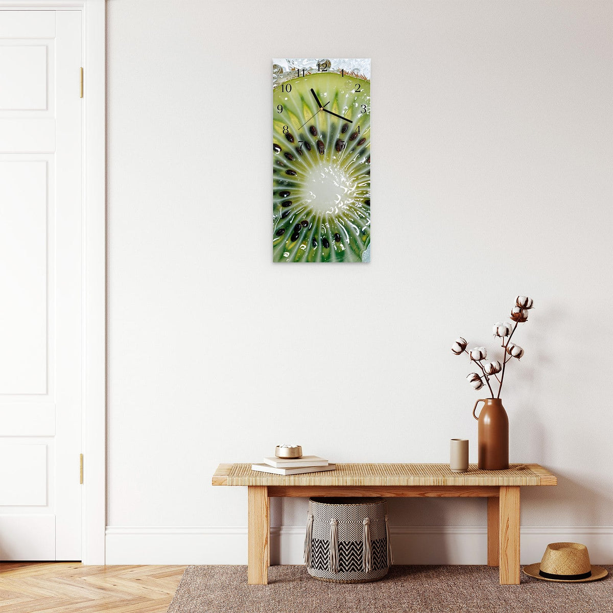 Moderne Wanduhr aus Glas mit Farbtiefe – Wanduhr Kiwi im Eis aus Glas – Hochformat 30 × 60 cm