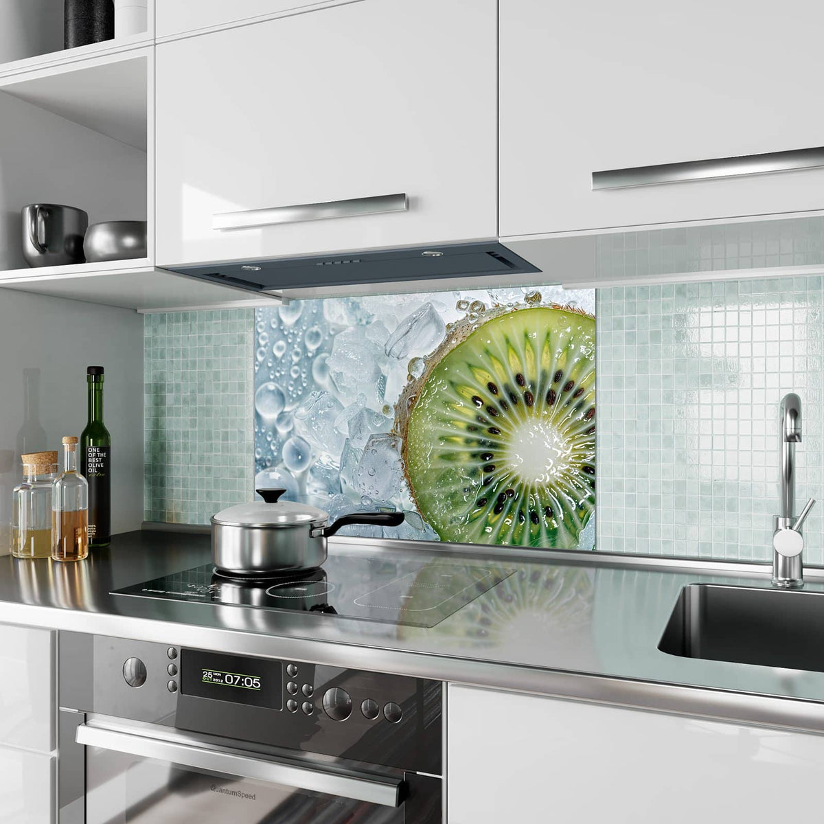 Küchenrückwand aus Glas Kiwischeibe auf Eis im Hochformat als Spritzschutz hinter dem Kochfeld, über dem Fliesenspiegel montiert