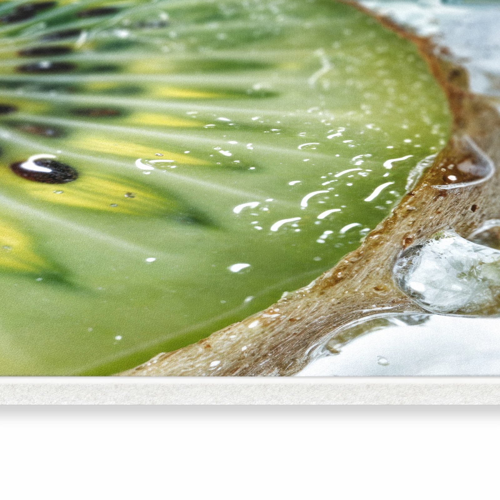 Waschbarer rutschfester Küchenteppich mit Motiv Kiwi im Eis in seitlicher Ansicht