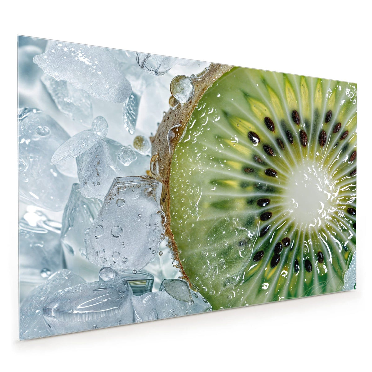 Küchenrückwand aus Glas im Hochformat: Makro einer Kiwischeibe, links daneben zerstoßene Eisstücke, Tropfen auf der Frucht
