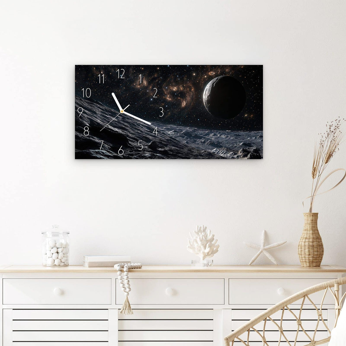 Wanduhr Weltraumlandschaft aus Glas – Querformat 60 × 30 cm – Asteroidenfeld vor fernem Planeten