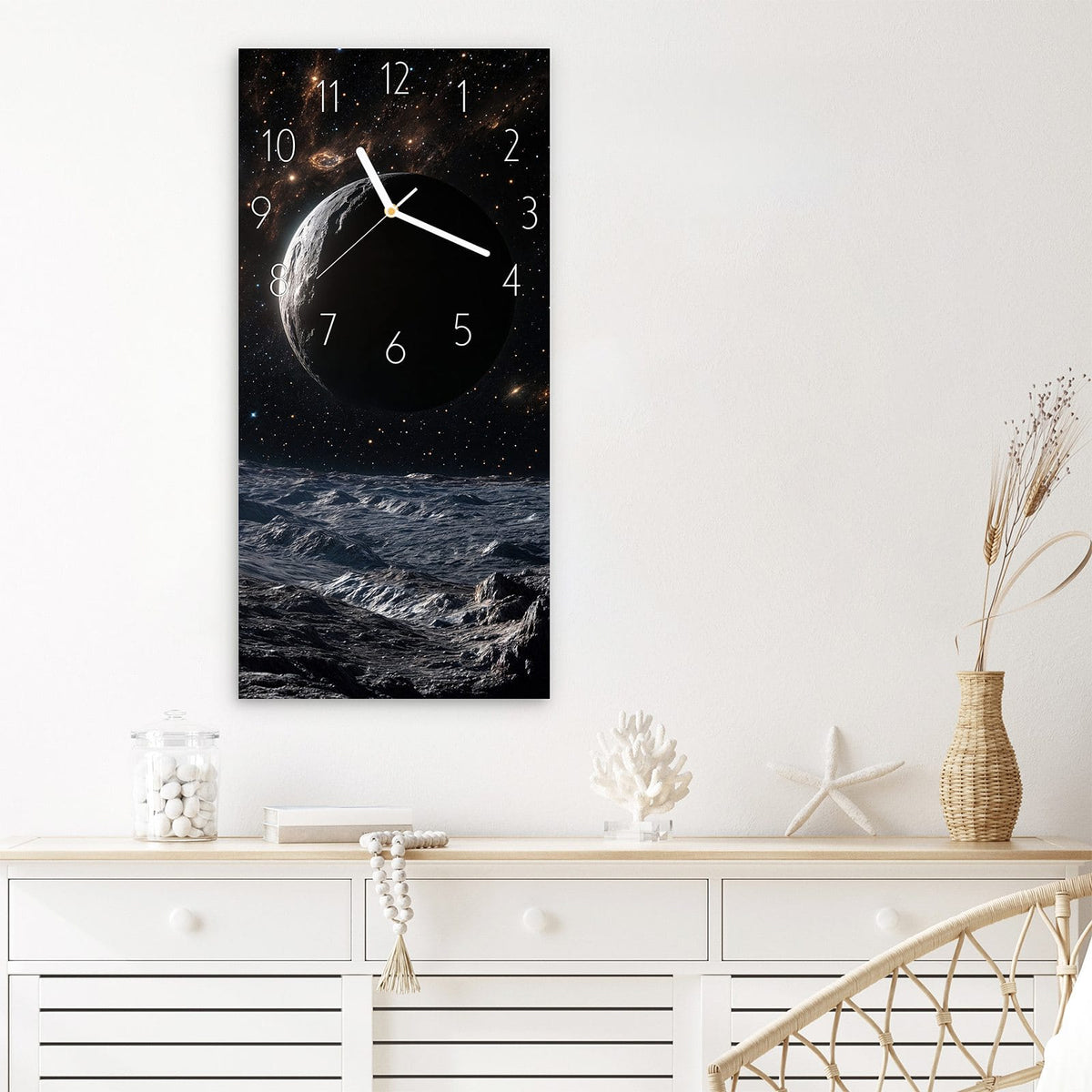 Wanduhr Weltraumlandschaft aus Glas – Hochformat 30 × 60 cm – Asteroidenfeld vor fernem Planeten