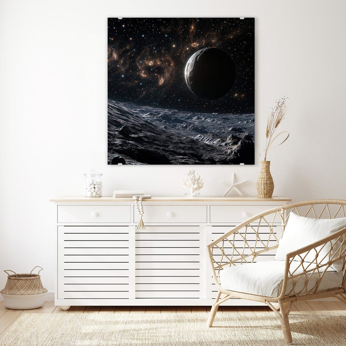 Glasbild Mondlandschaft im All an der Wand – Felsige, graue Mondoberfläche im Vordergrund, dahinter ein halb beleuchteter Planet im Sternenfeld