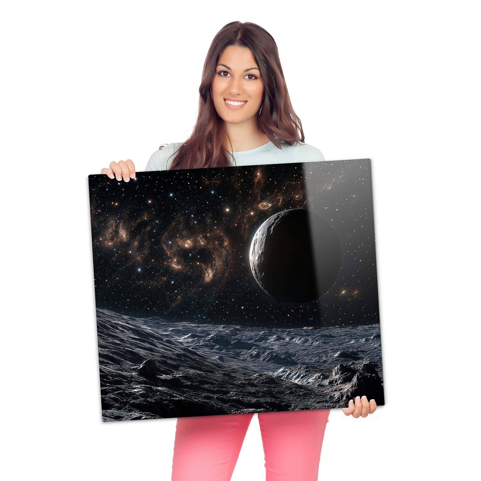 Herdabdeckplatte mit Weltraumlandschaft-Motiv wird zur Größendarstellung gehalten